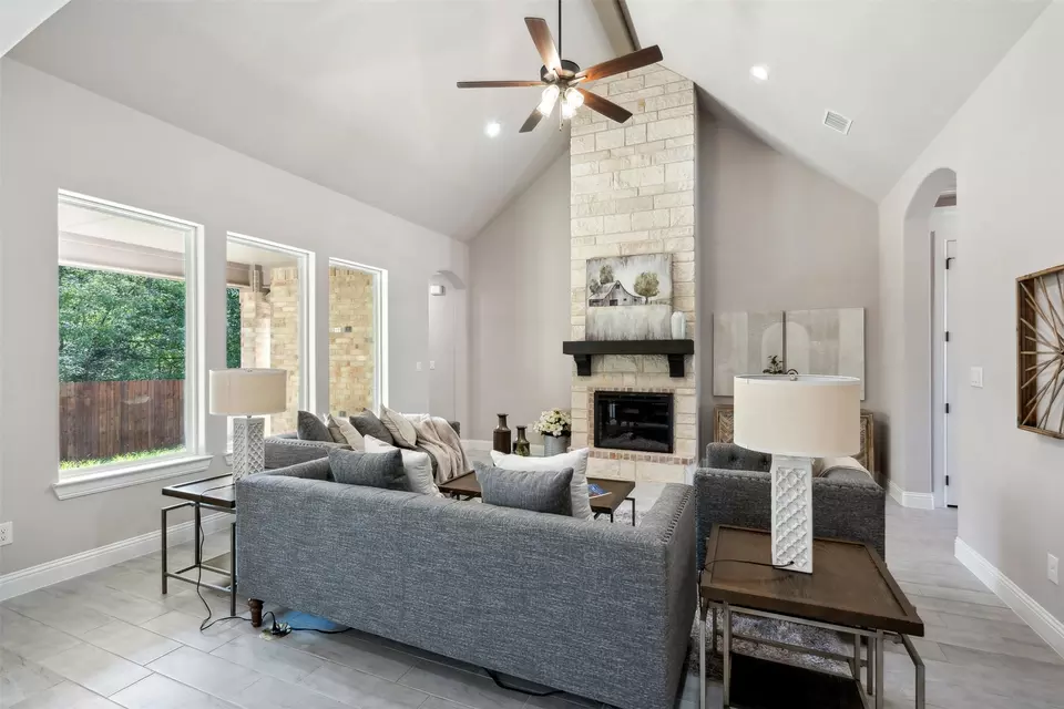 Living - 736 Jameson, Springtown, TX 76082 photo 4 of 4