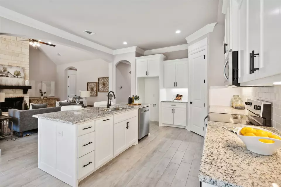 Kitchen - 736 Jameson, Springtown, TX 76082 photo 4 of 5