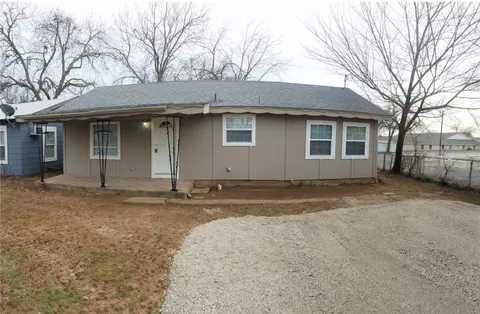 2112 W Bond St, Denison, TX 75020