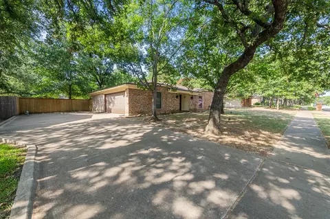 1516 Circle Ln, Bedford, TX 76022
