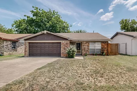 2430 Lakeshore Dr, Grand Prairie, TX 75051