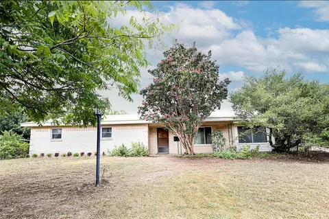 704 Lee St, Bowie, TX 76230