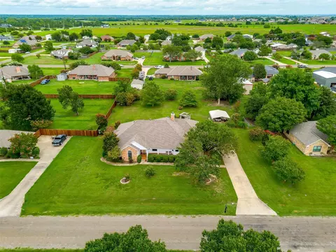 1105 Hampshire Dr, Waxahachie, TX 75165