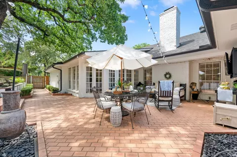 900 Larkspur Ln, Fort Worth, TX 76112