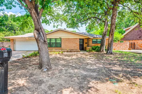 244 Ridgecrest Dr, Hurst, TX 76053