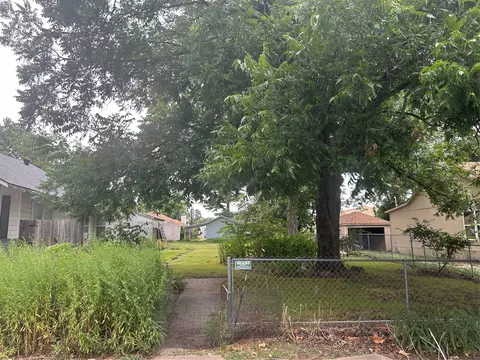 613 W Owings St, Denison, TX 75020