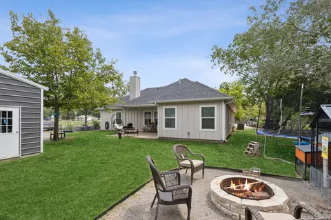 Exterior - 121 E Tutt St, Howe, TX 75459 photo 2 of 3