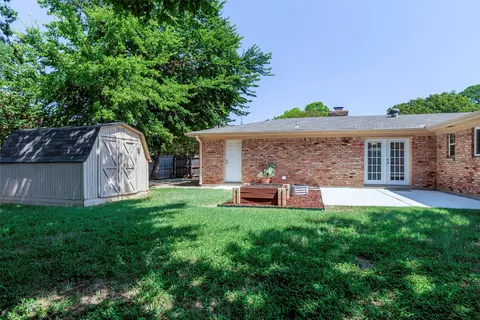 Exterior - 1009 Irwin Dr, Hurst, TX 76053 photo 6 of 7