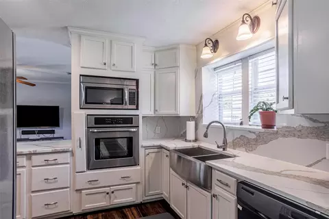 Kitchen - 1009 Irwin Dr, Hurst, TX 76053 photo 2 of 3