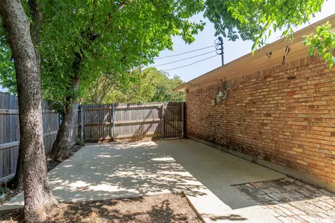 Exterior - 1009 Irwin Dr, Hurst, TX 76053 photo 7 of 7