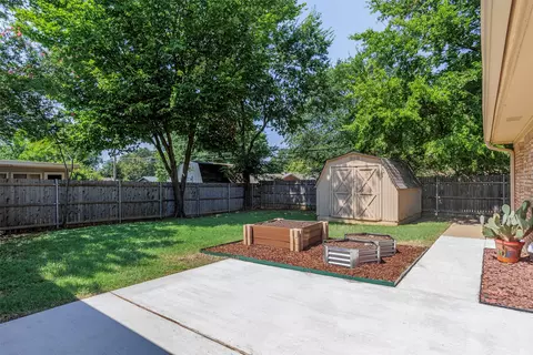 Exterior - 1009 Irwin Dr, Hurst, TX 76053 photo 4 of 7