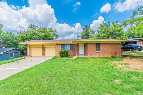 922 NW 9th St, Grand Prairie, TX 75050