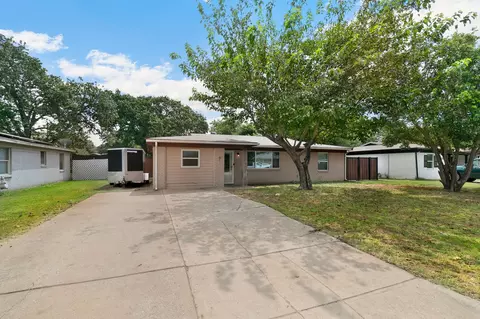 3820 Lakewood Dr, Lake Worth, TX 76135