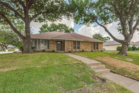 1011 Oak Meadow Ln, Desoto, TX 75115