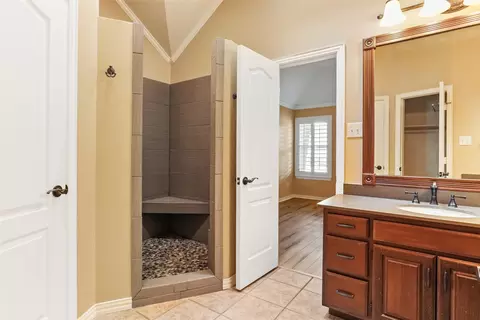 Bath - 416 Milla Ln, Euless, TX 76039 photo 2 of 3