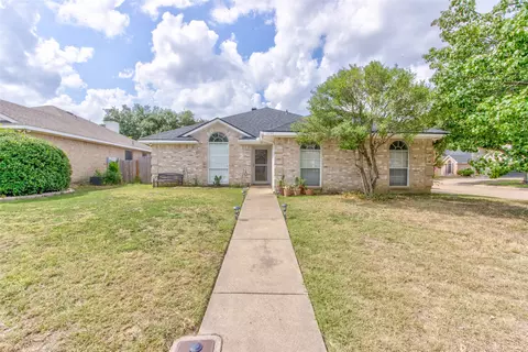 1700 Cedar Tree Dr, Fort Worth, TX 76131