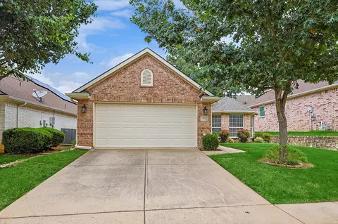 512 Wade Ct, Euless, TX 76039 photo 2