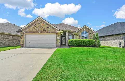 8316 Fall Crest Dr, Hurst, TX 76053