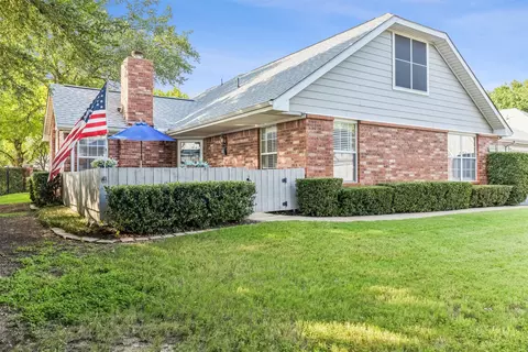 1018 Bridges Dr, Arlington, TX 76012