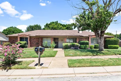 100 Hickory Springs Dr, Euless, TX 76039