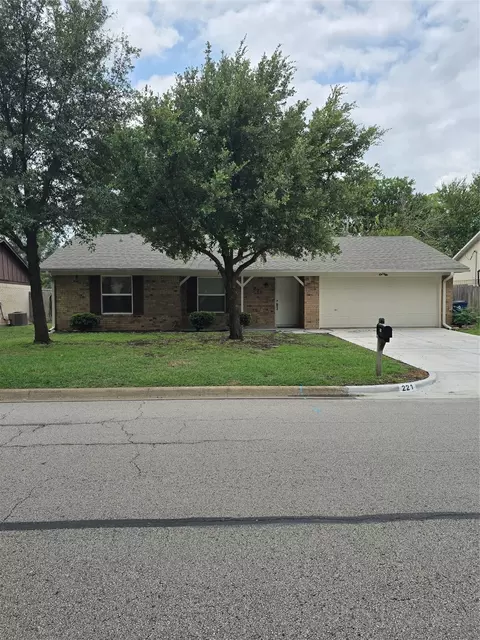 221 Northgate Dr, Waxahachie, TX 75165