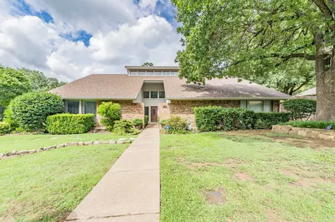 2703 Shadow Dr W, Arlington, TX 76006