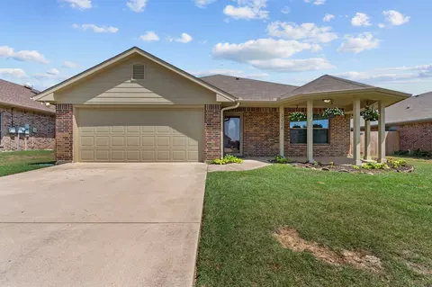 1006 Lake Ridge Dr, Sanger, TX 76266