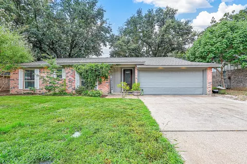 1104 S Thornbush Cir, Arlington, TX 76013