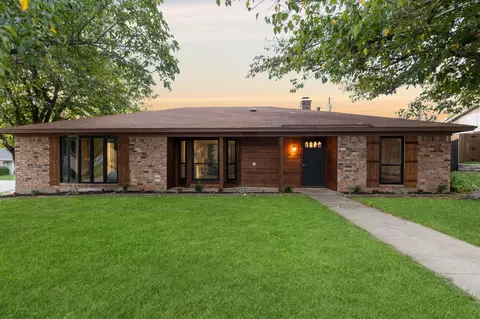 1717 Knoxville Dr, Bedford, TX 76022