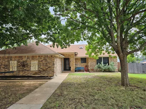 429 Black Oak Ln, Burleson, TX 76028