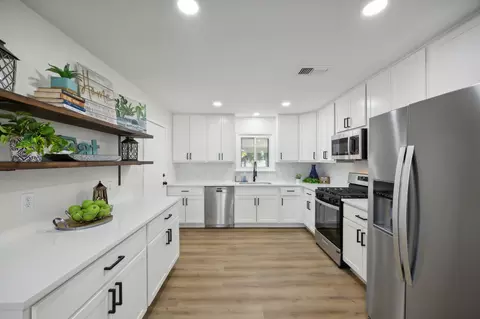 1013 Wade Hampton St, Benbrook, TX 76126