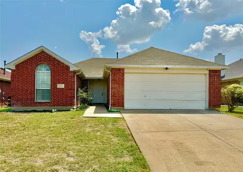 2225 Sophie Ln, Arlington, TX 76010