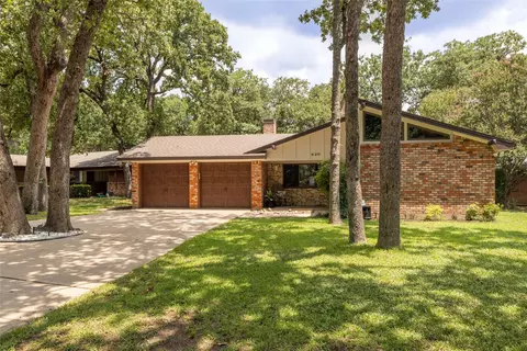 620 Post Oak Dr, Hurst, TX 76053