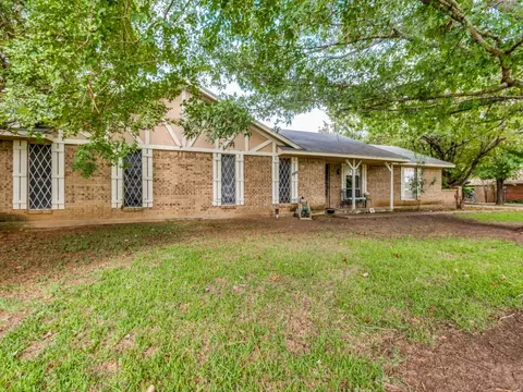1115 Lakefront Dr, Waxahachie, TX 75165