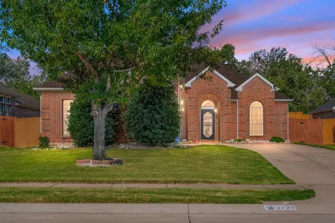 2723 Meadow Lake Dr, Grand Prairie, TX 75050