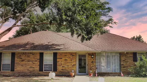 1922 Middle Glen Dr, Carrollton, TX 75007