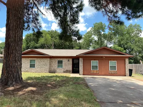 817 James St, Azle, TX 76020
