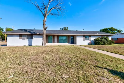 1501 Compton St, Stamford, TX 79553