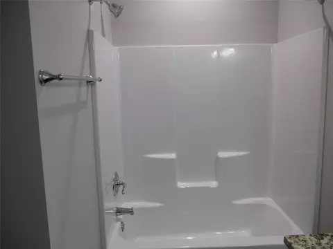 Bath - 147 Mill St, Emory, TX 75440 photo 3 of 6