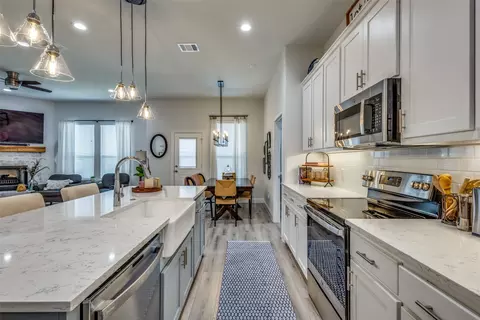 Kitchen - 329 Bronco Dr, Pilot Point, TX 76258 photo 2 of 4