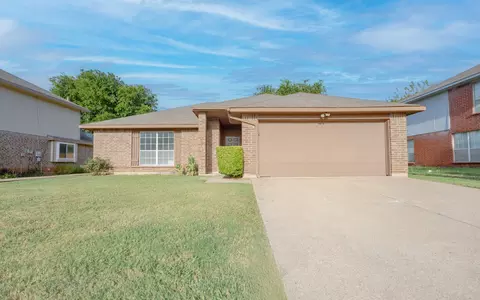 4910 Oak Hollow Dr, Grand Prairie, TX 75052