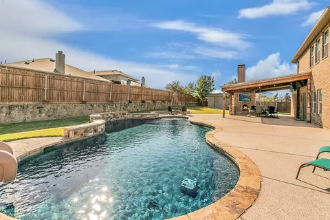 300 Sunspike Ct, Burleson, TX 76028