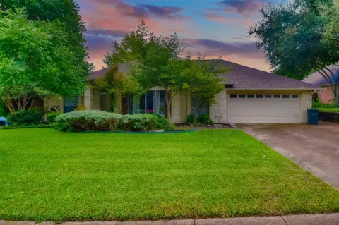 10137 Stoneleigh Dr, Benbrook, TX 76126