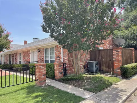 1243 Roaring Springs Rd #1243, Fort Worth, TX 76114