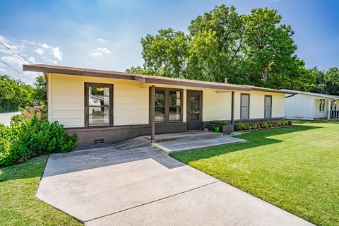 201 S Lancaster St, Granbury, TX 76048
