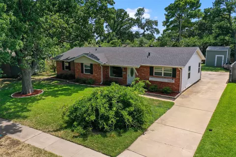 1067 Greenwood Ln, Lewisville, TX 75067