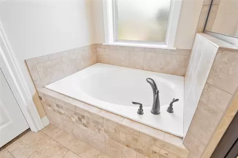 Bath - 326 Eagle Mountain Dr, Abilene, TX 79602 photo 3 of 4