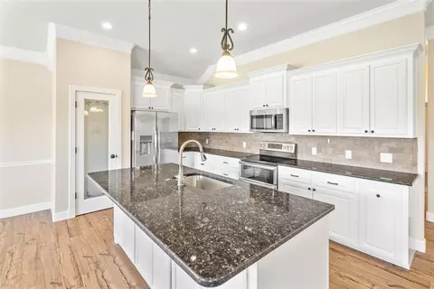 Kitchen - 326 Eagle Mountain Dr, Abilene, TX 79602 photo 2 of 2