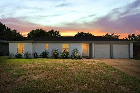 1114 Cozby St E, Benbrook, TX 76126