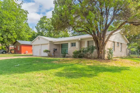 2541 Crestbrook Ln, Grand Prairie, TX 75052